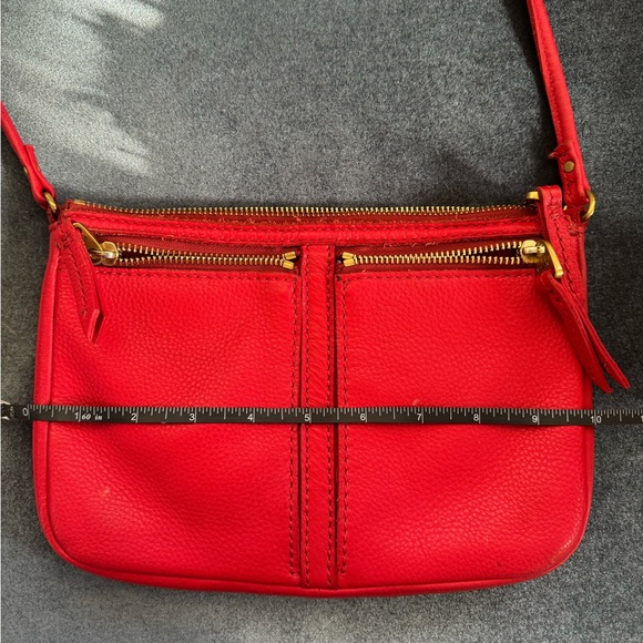 Gorgeous genuine leather red crossbody Fossil purse - Picture 3 of 8